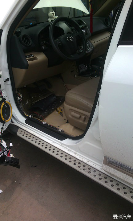 丰田RAV4加装自动升窗+行车落锁+电动倒车镜