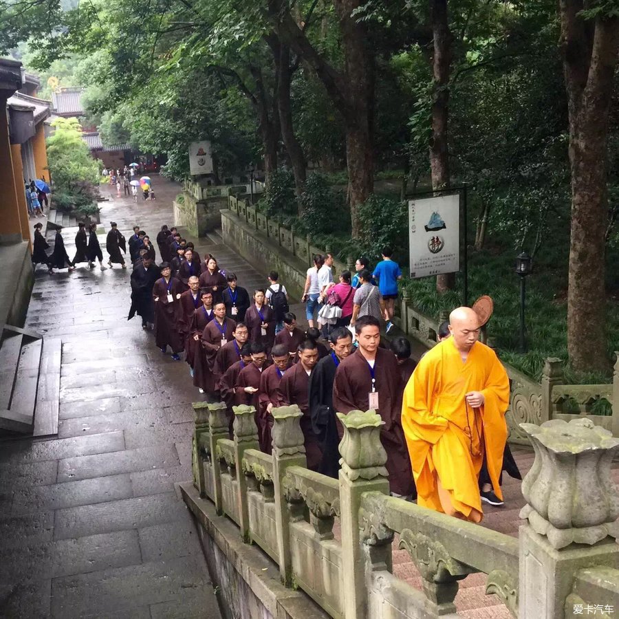 烟雨时节的西湖