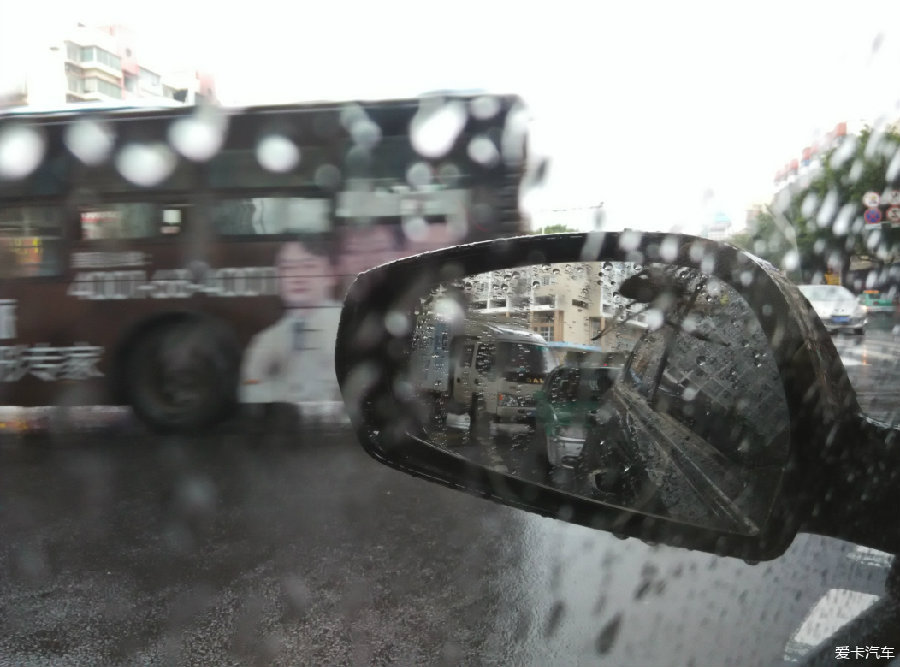 {它说风雨电中这点痛算什么}.