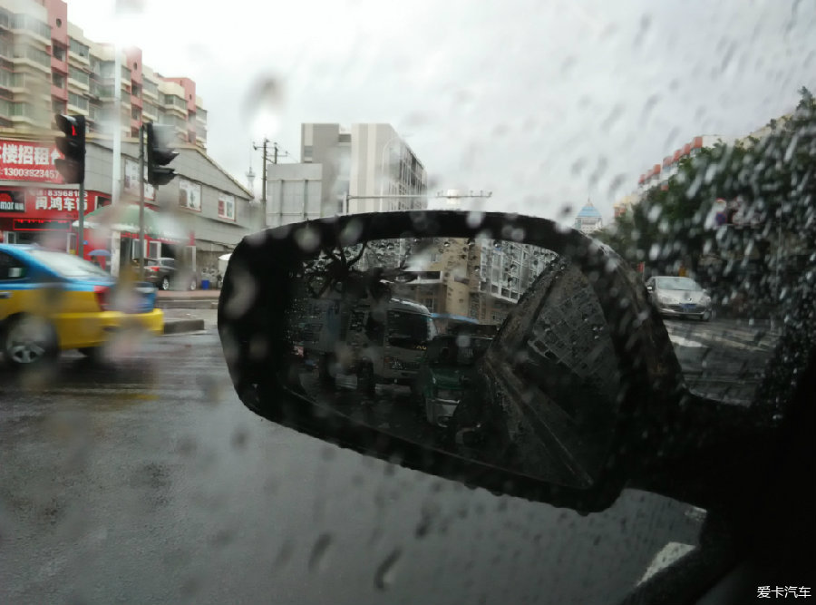 {它说风雨电中这点痛算什么}.