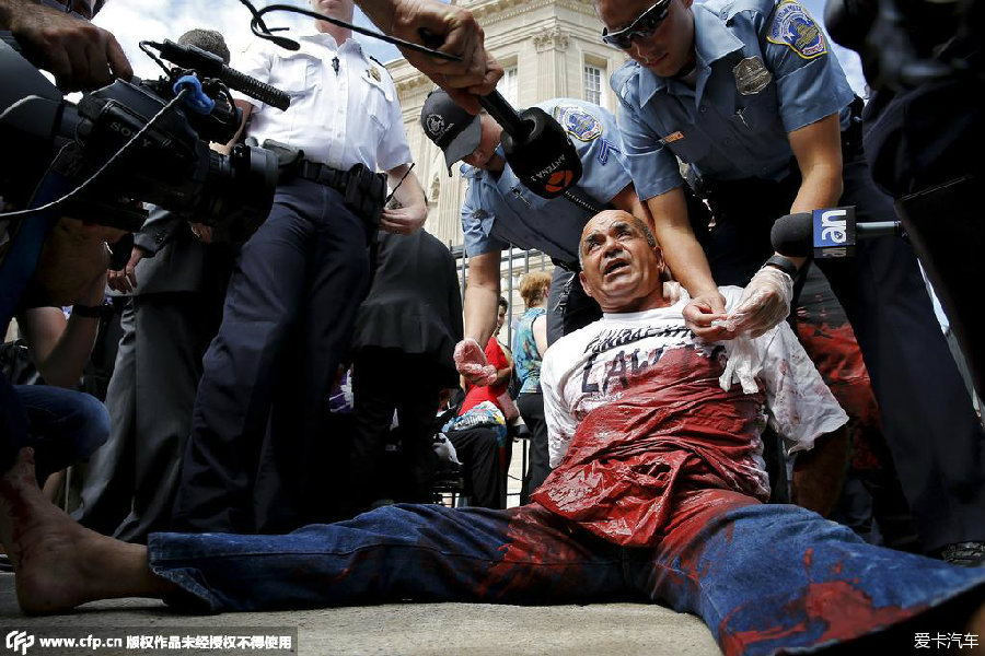 古巴驻美国使馆开馆 一示威者闹场抗议遭逮捕