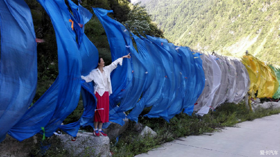 桑登寺是附近几个加绒藏族村落信教群众朝圣的地方.