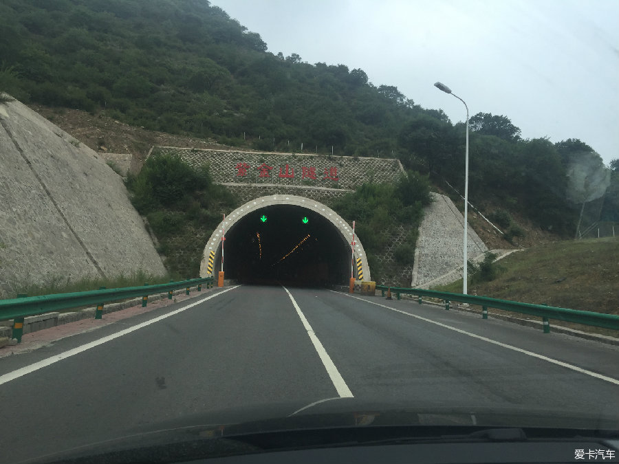 就是这个超长的宝塔山隧道,我想起来单反忘了拿,可是已经开出去了100