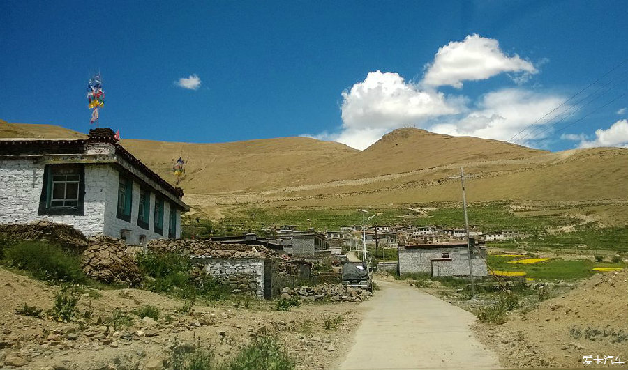 盘山公路下到湖边,穿过扎玛龙村,继续沿湖边小路前行