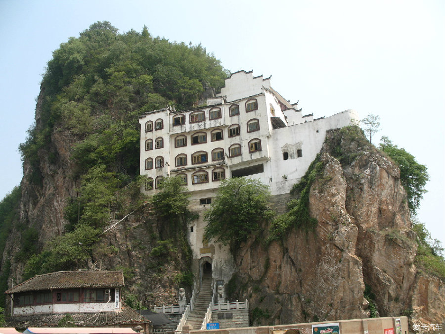 与江西彭泽县的彭郎矶隔江相望,与江西湖口县的石钟山遥噜呼应.