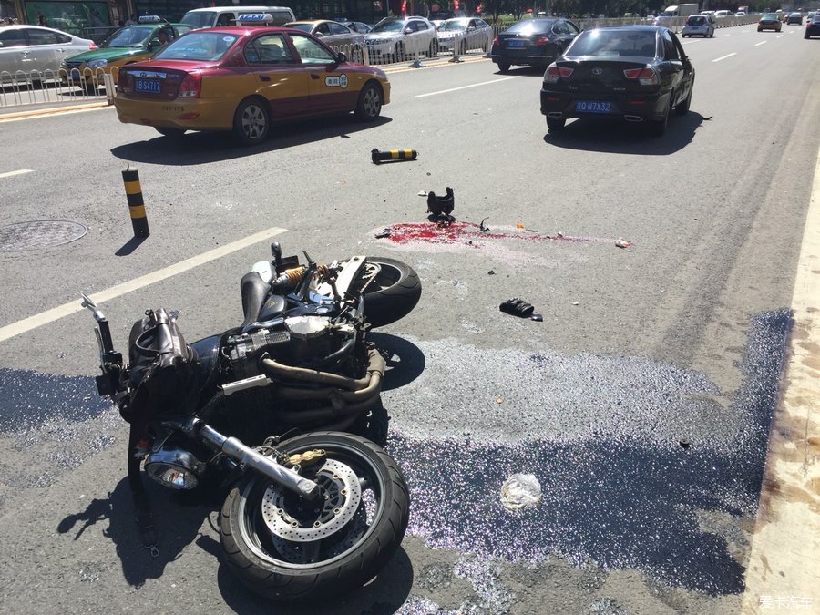 就刚才,惨烈的摩托车事故_北京汽车论坛_XCA