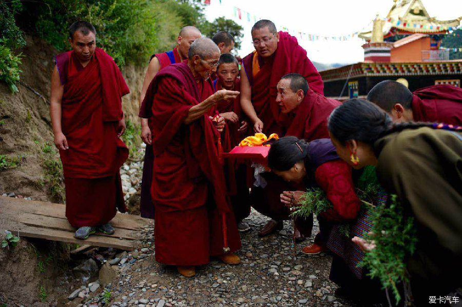 去甘孜亚青寺去感受藏族的信仰与虔诚。_普拉