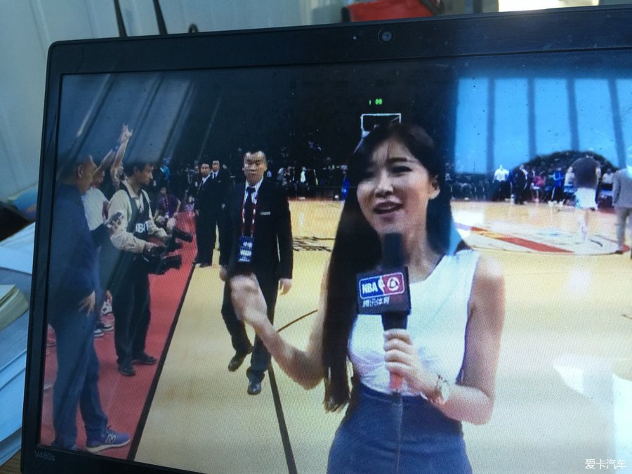 nba中国赛,腾讯体育那个女记者的胸有点料咧