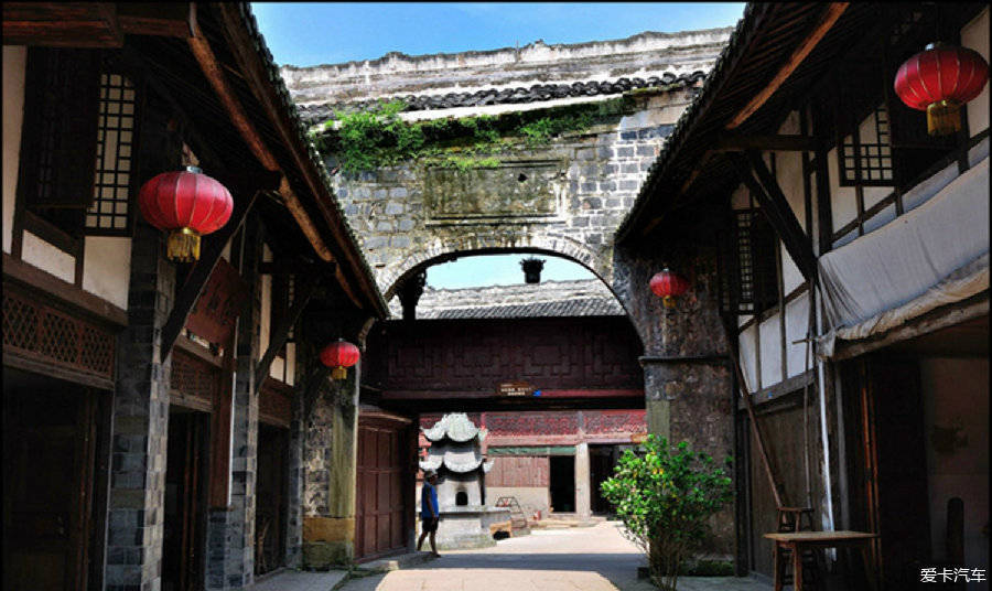 这里的建筑都是典型的川南风格,以穿斗式民居商贸建筑为主.