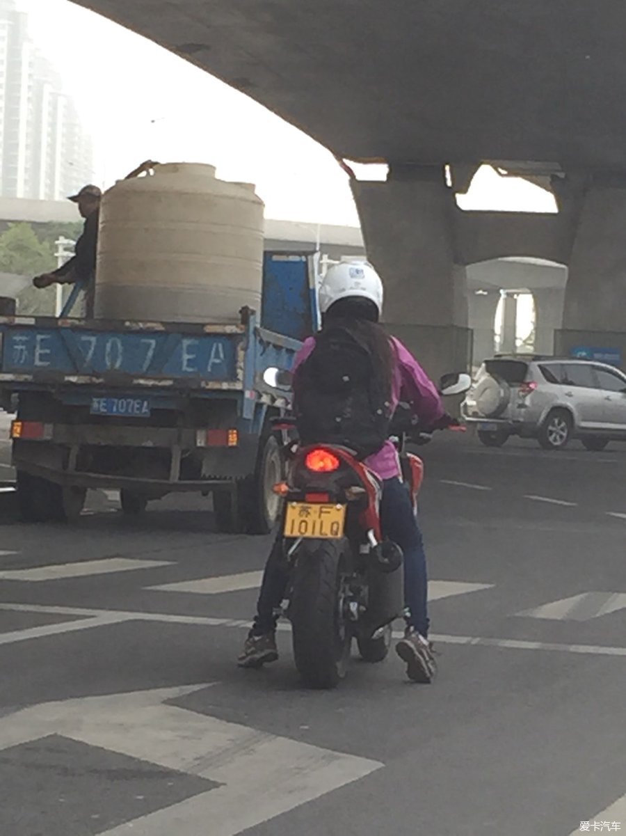 路上遇到美女骑摩托车,问一下这个什么型号_摩