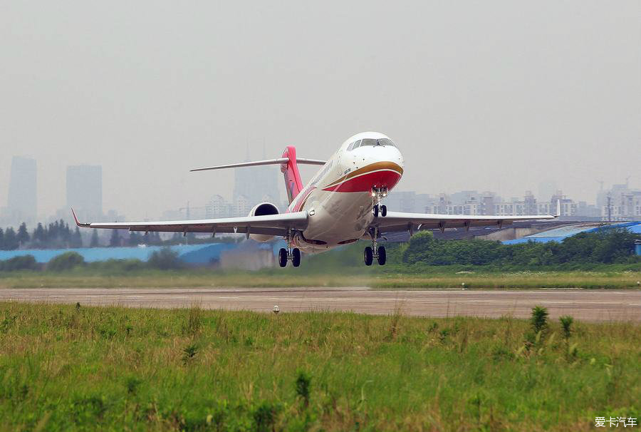 arj21新支线飞机包括基本型,加长型,缩短型,货运型和公务机型系列化