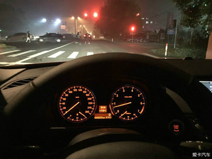 > 我的宝马x1开车上路啦!不过这中间的数字代表的什么意思?