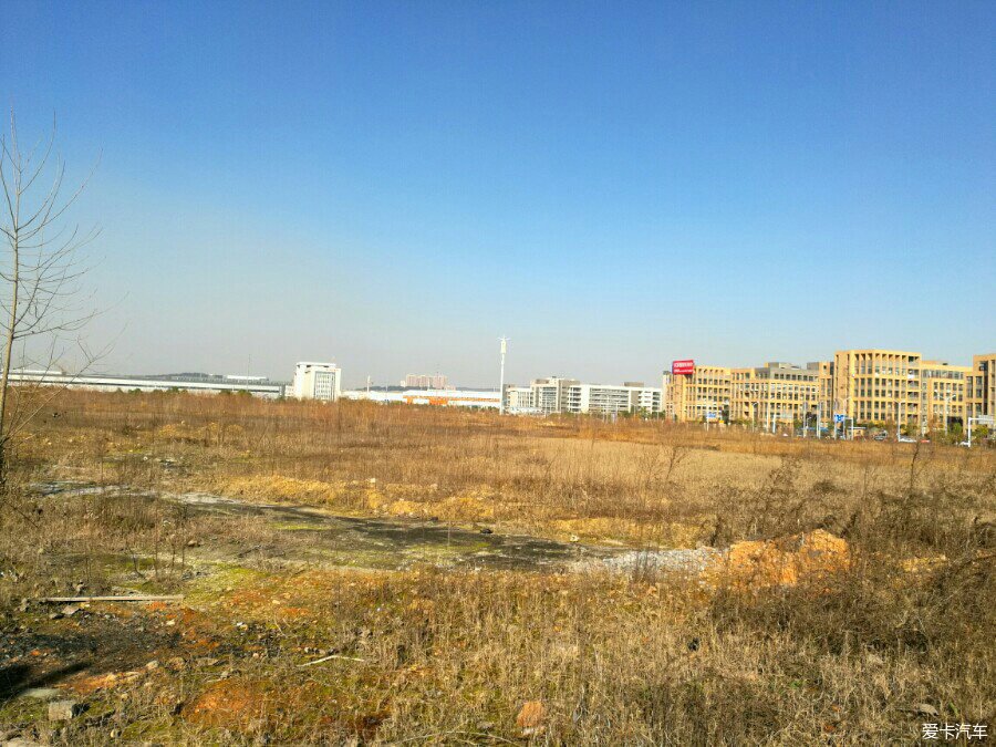 > 【高新四路:天气好,景色美,空地多】