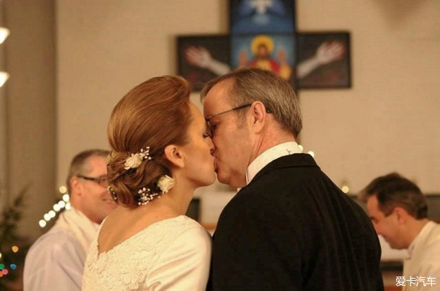 前妻出轨离婚 爱沙尼亚总统迎娶小24岁女官员