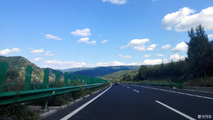 蓝天白云和空旷的高速路