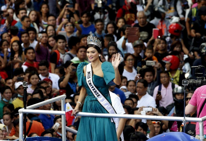 1月25日,菲律宾小姐乌兹巴赫夺得2015环球小姐冠军后归国游行,数万人