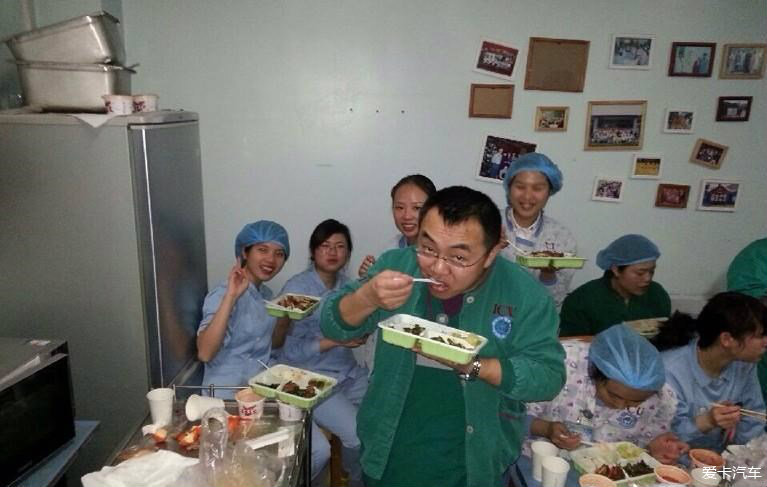 春节医护人员坚守工作岗位 照顾病人是一种职