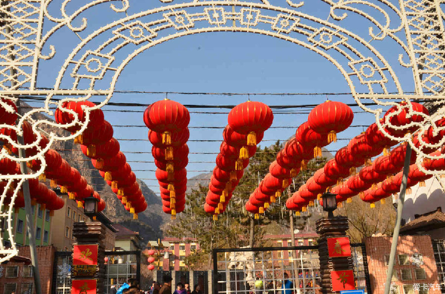 景区门口的成排的大红灯笼高挂,营造出喜庆的节日气氛.