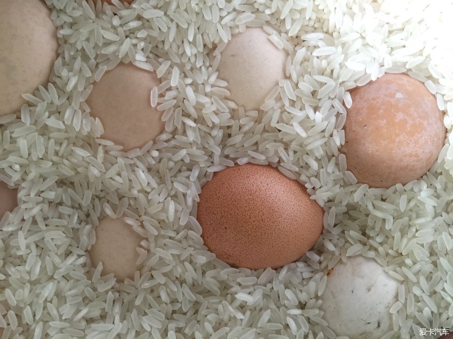 请教一下:鸡蛋放冰箱存放好?还是放米桶里好?