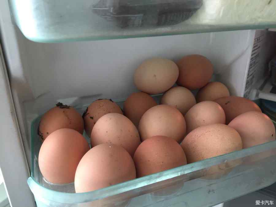 请教一下:鸡蛋放冰箱存放好?还是放米桶里好?