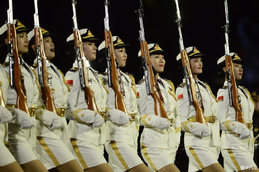 飒爽英姿的中国人民解放军仪仗队女兵剪影
