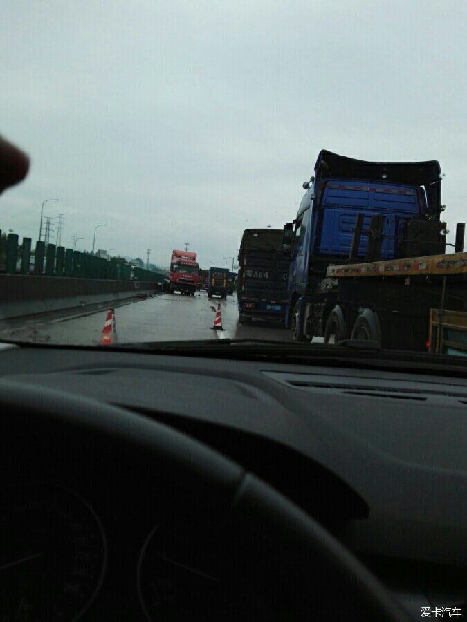 昨天前天,广州连降暴雨,高速公路事故_北京汽