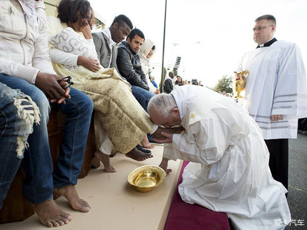 濯足节:教皇为难民金盆洗脚 包括穆斯林和印