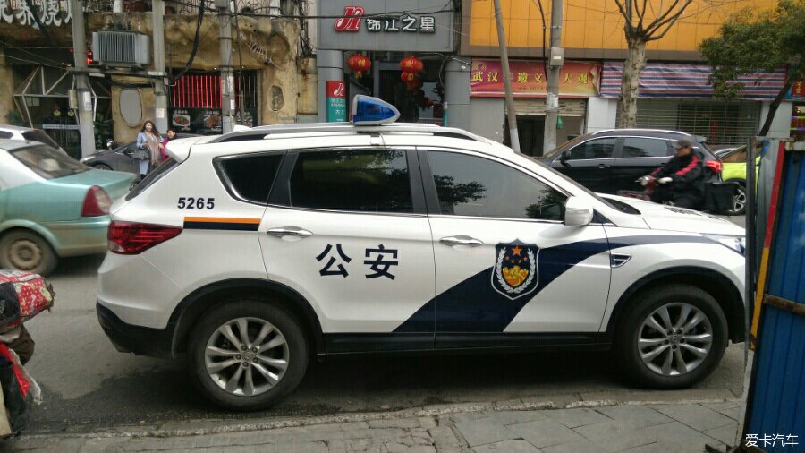 武汉街头的风神ax7警车