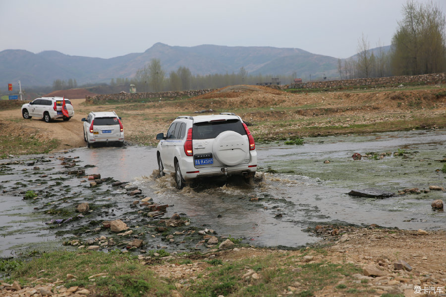 河南轰九大队穿越铜山湖挑战好汉坡,坦克基地