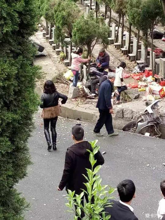 清明节,杭州市萧山公墓奔驰失控致4死5伤,司机