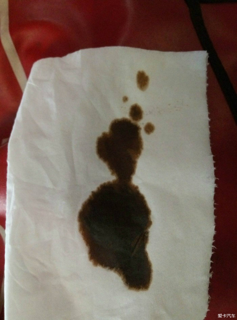 取一张干净的白纸(可用好一点的面巾纸),滴数点旧机油在纸上,待机油