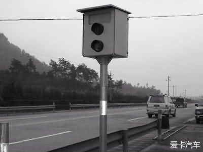 高速路中间的这种测速照相设备在拍照时会发出