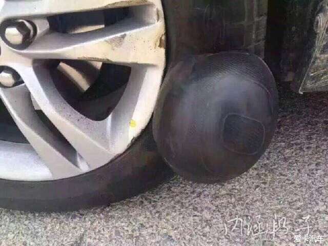 轮胎貌似鼓了一个包
