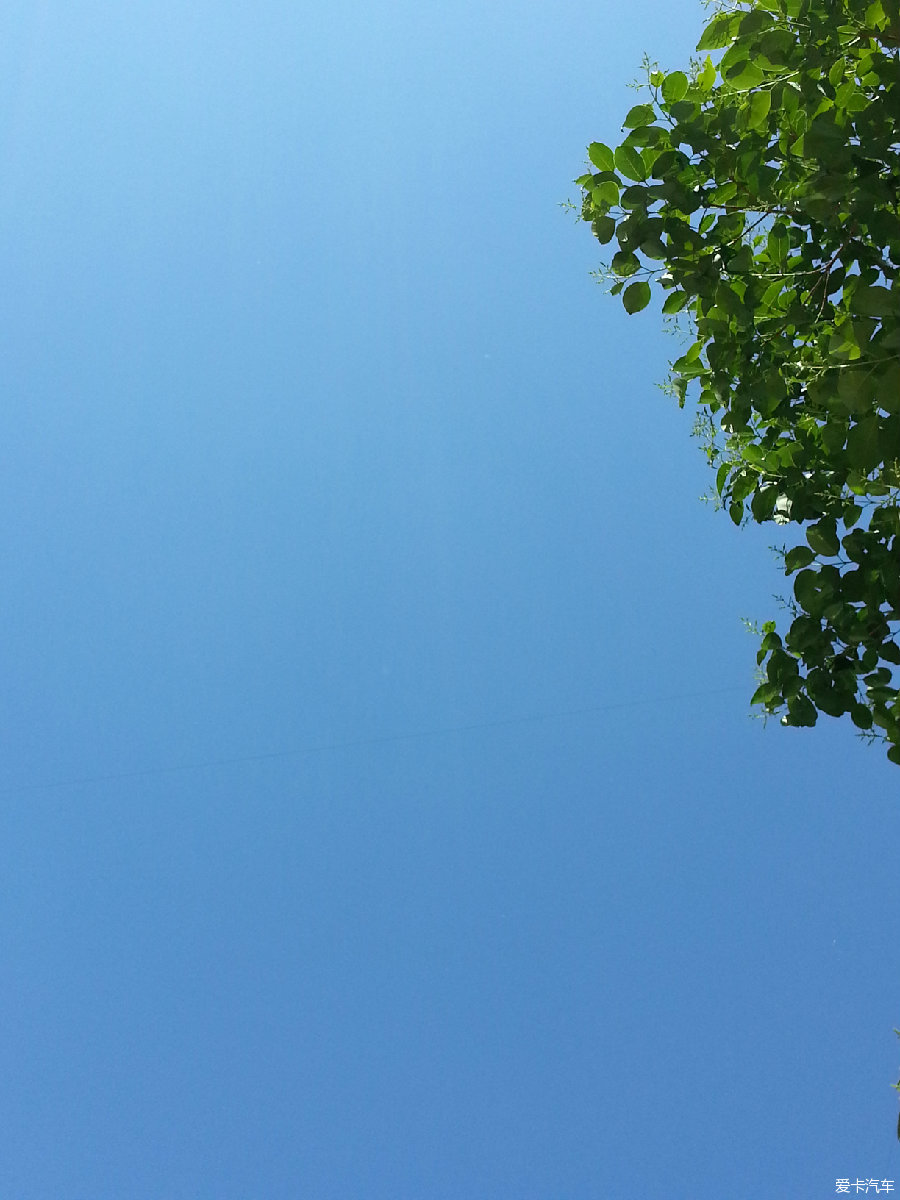 > 晴空万里无云--多么蓝的天啊