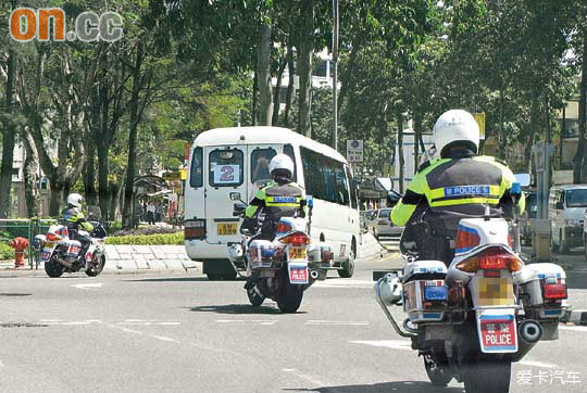 > 香港交通警纪实电视剧《铁马战车》主题曲高清完整版 交通部总介