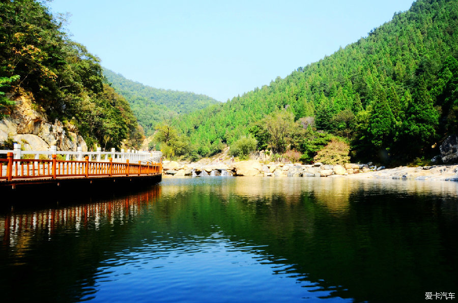 我见青山多妩媚,料青山见我应如是--游泰山彩石