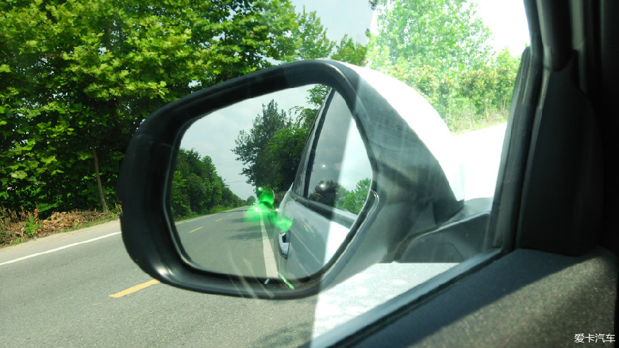 车窗贴膜后,由内而外看后视镜,清晰明了,安全感信心加倍.
