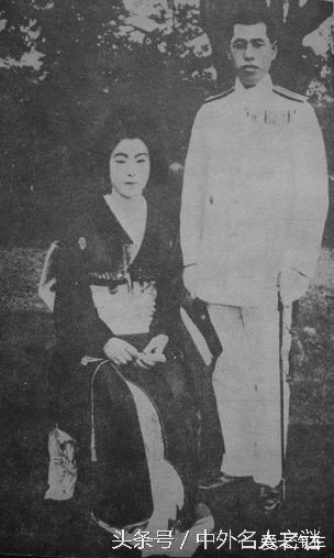 过继给长冈山本家族.1918年8月,山本五十六与三桥礼子结婚合影.