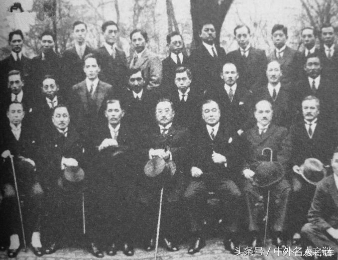 1934年9月,山本五十六(二排右四)与参加伦敦裁军会议的日本代表团合影