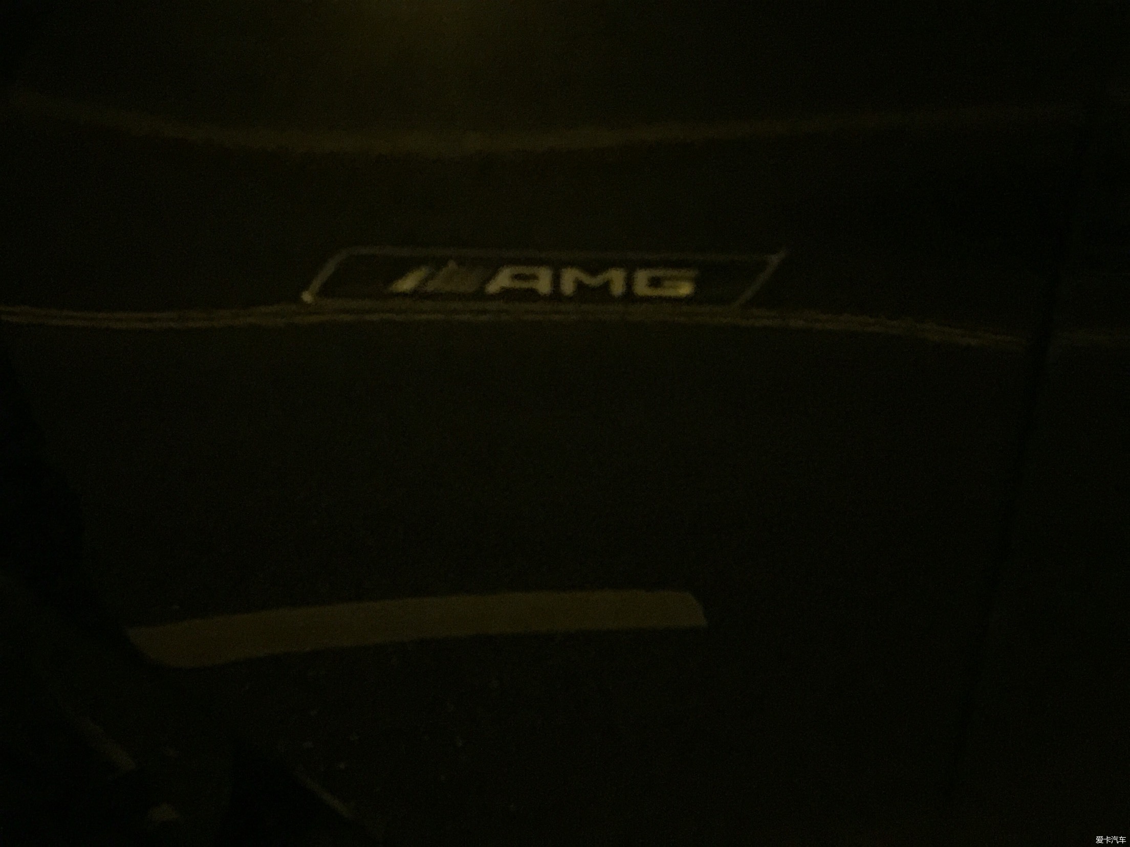 车旁的amg标志