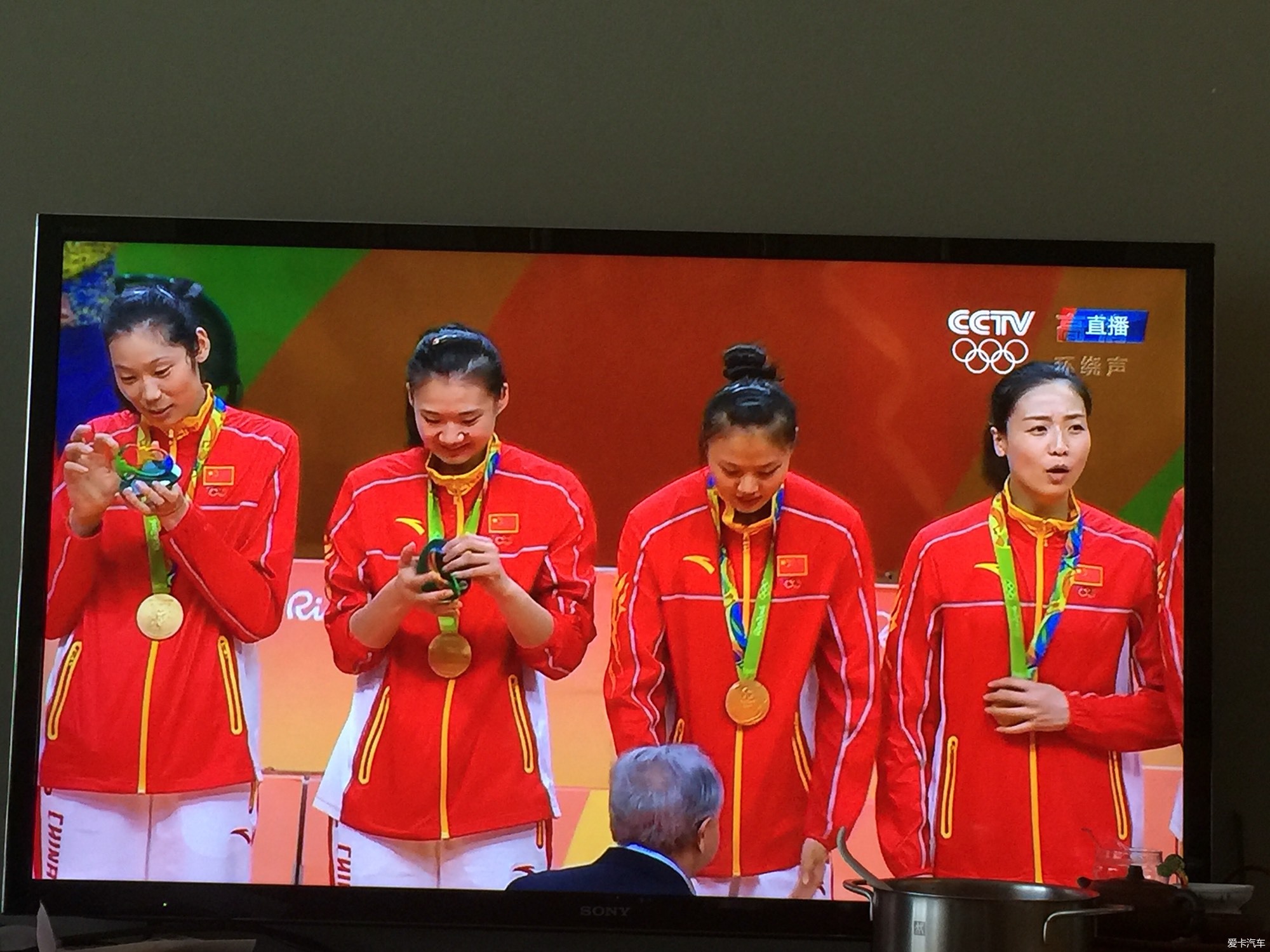 女排队员拿到金牌的第一反应_北京汽车论坛_