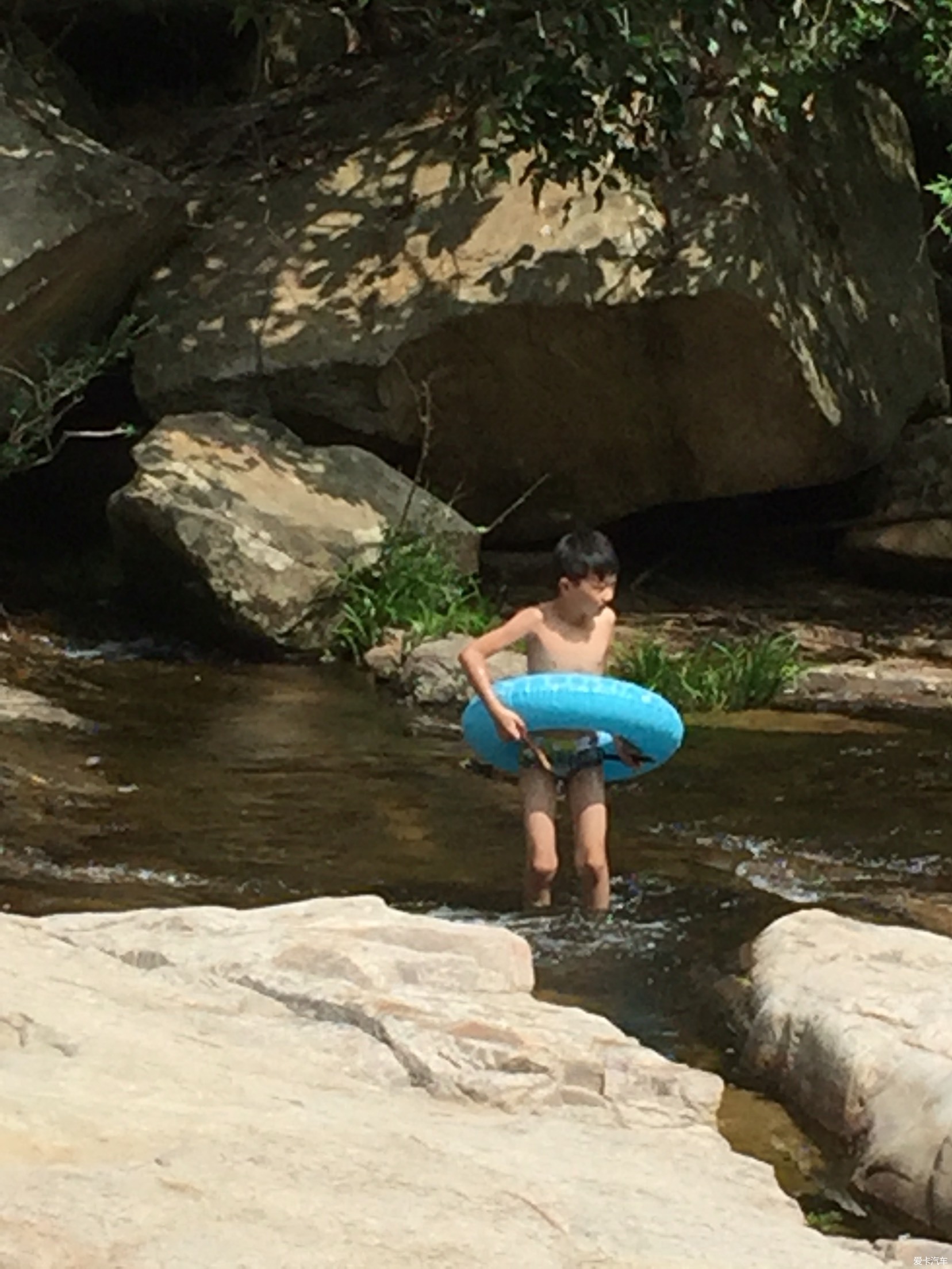                   小男孩在游泳