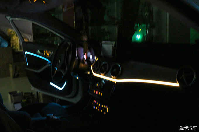 奔驰GLA200改装迎宾灯、氛围灯,体验不一样的