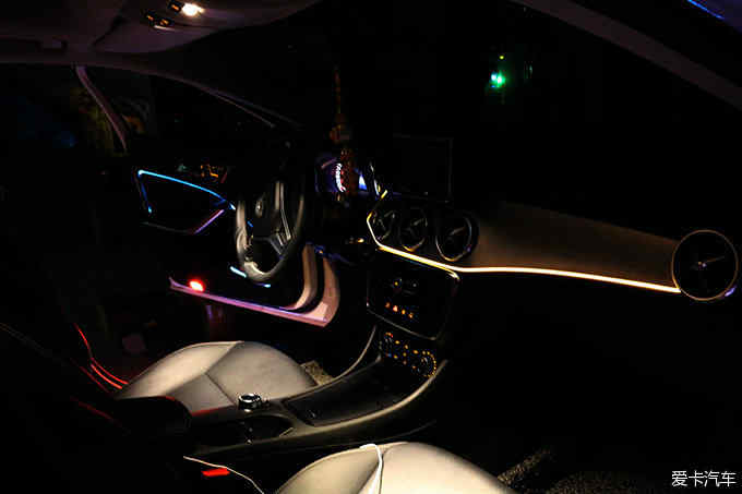 奔驰GLA200改装迎宾灯、氛围灯,体验不一样的