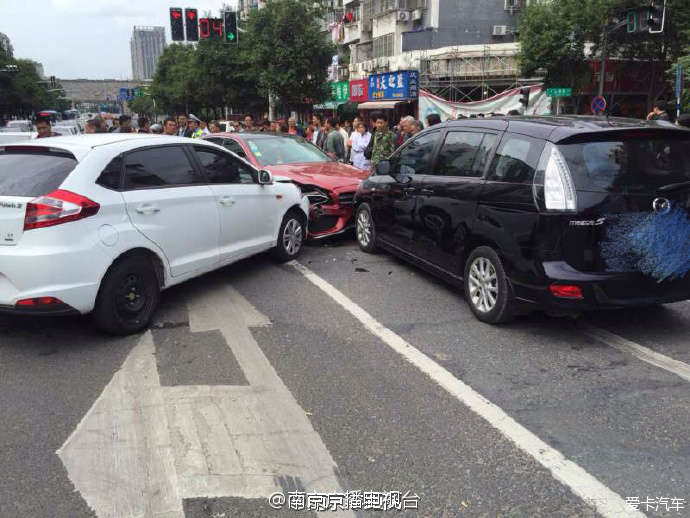 > 奔驰车南京闹市撞人撞车 肇事司机离开现场