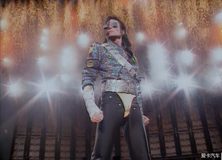 据说,迈克尔杰克逊1992年布加勒斯特演唱会刚