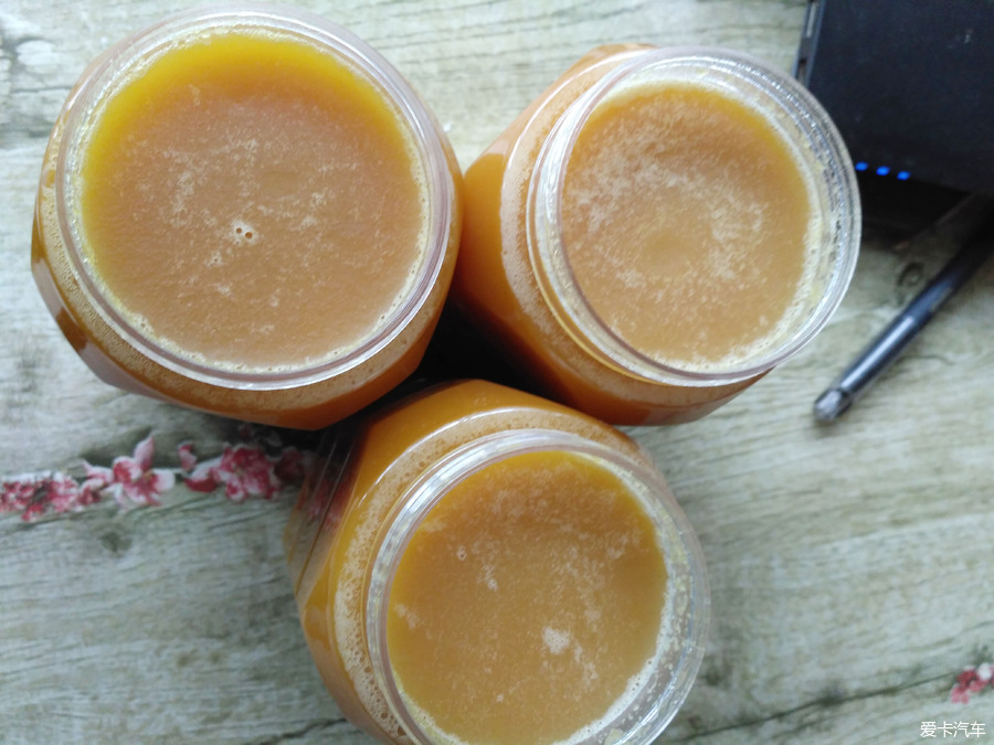 土蜂蜜结晶后颜色会变浅,各种不同的容器装蜂