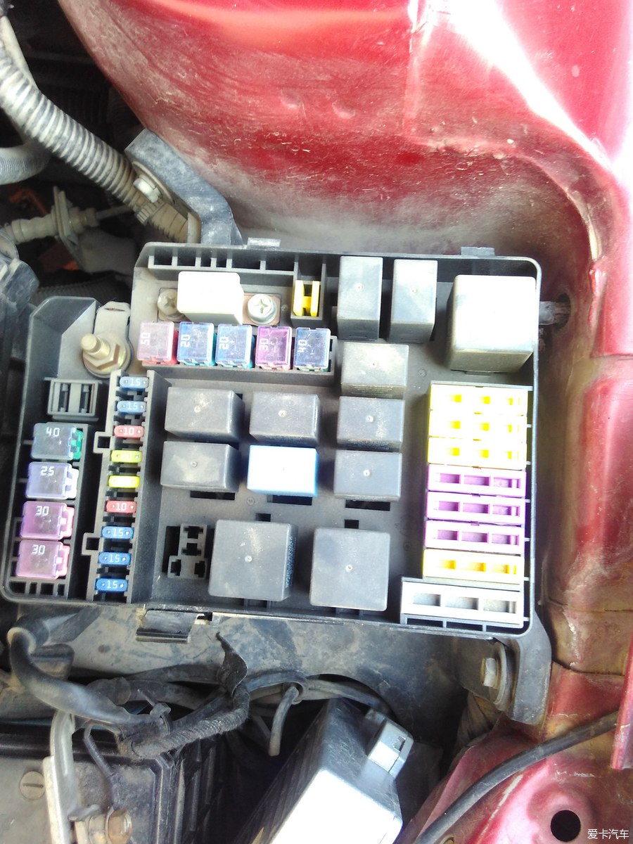开始拆车,不想拆电瓶,所以打开保险盒,把近光灯继电器拆下来.