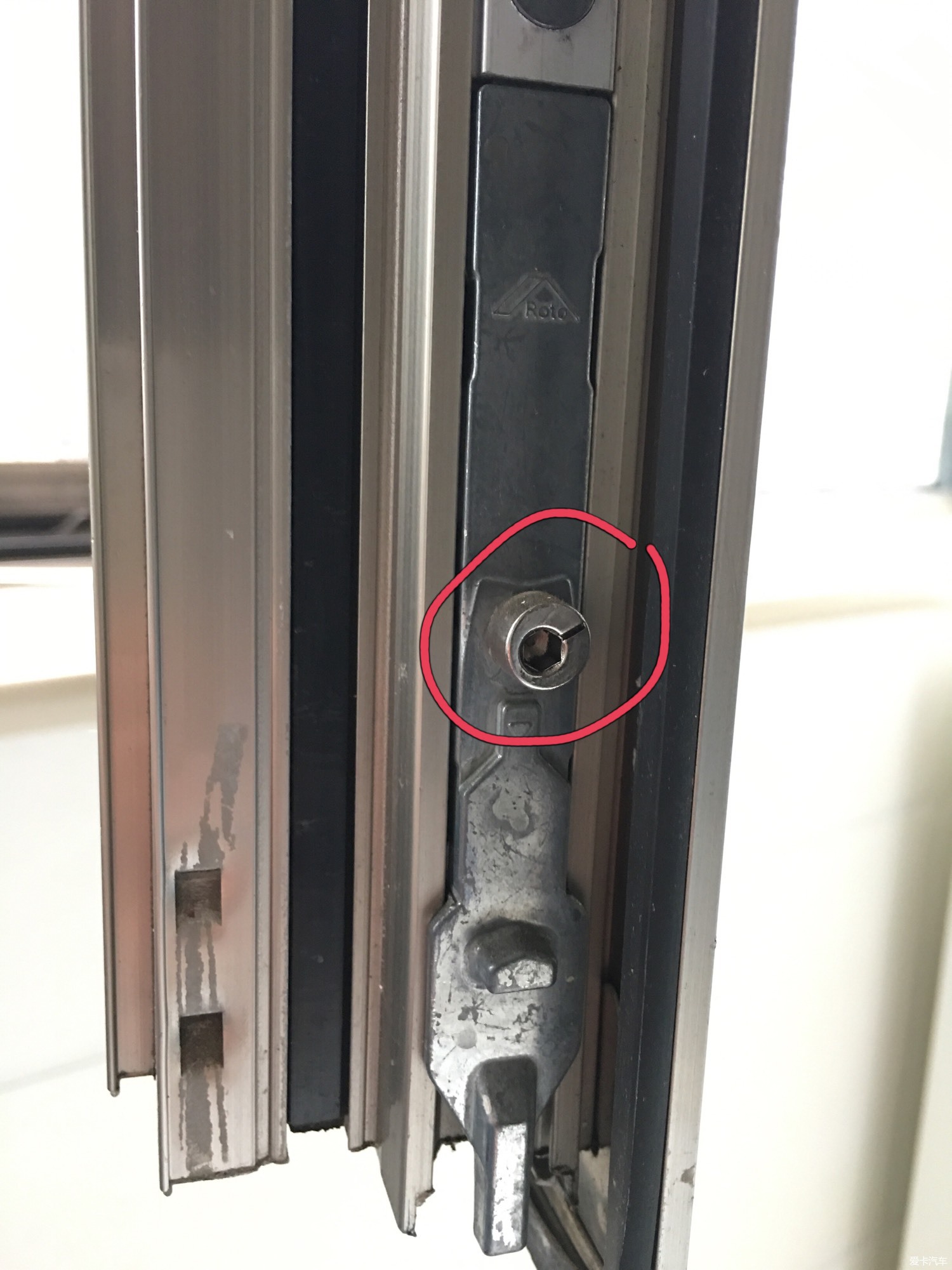 > 门窗密封系列…… 平开上悬的断桥铝隔热窗,这个偏心螺栓可以调整