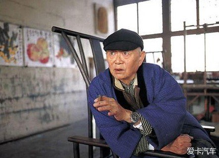 中国第一老顽童,93岁开法拉利,车库跑车数不胜
